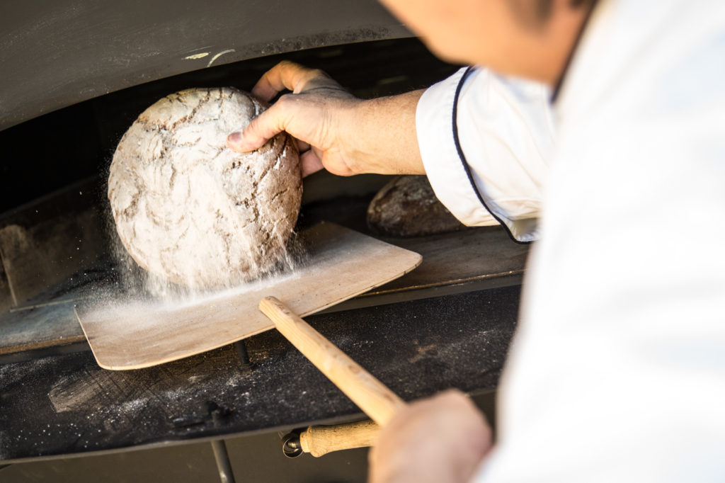 Holzofenbrot im Stift Sankt Georgen selbst backen