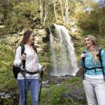 Frauen vor dem Wasserfall